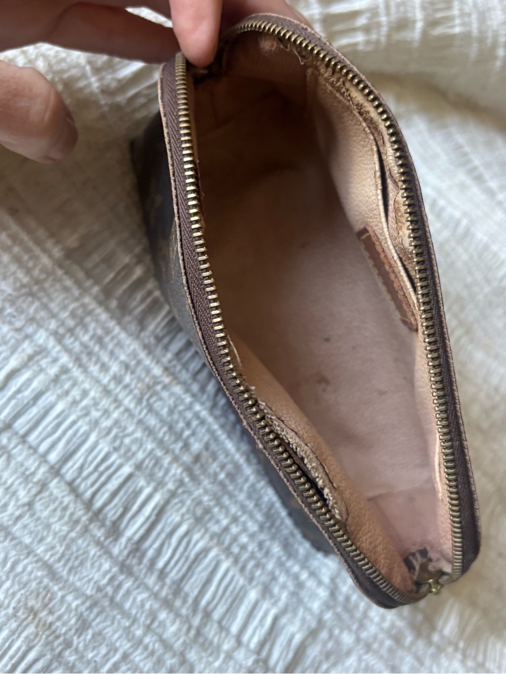 💯 Authentic Louis Vuitton Small Monogram Cosmetic Pouch - Picture 8 of 9